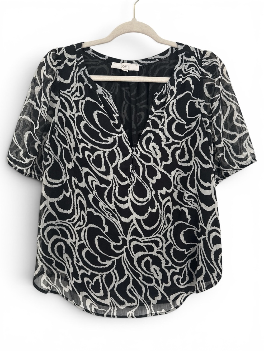 LOFT Black & White Abstract Print V-Neck Blouse Size Medium